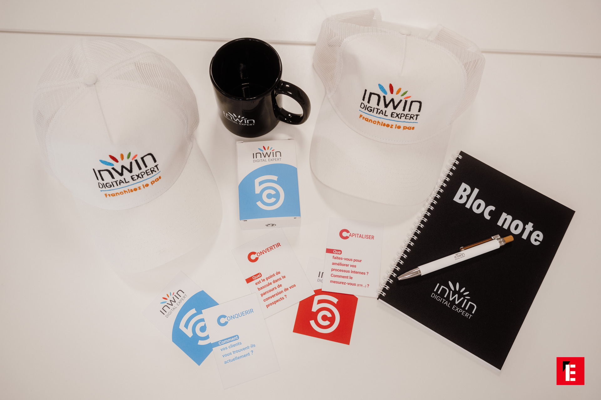 Le kit du réseau INWIN : cartes 5C, bloc-note et goodies
