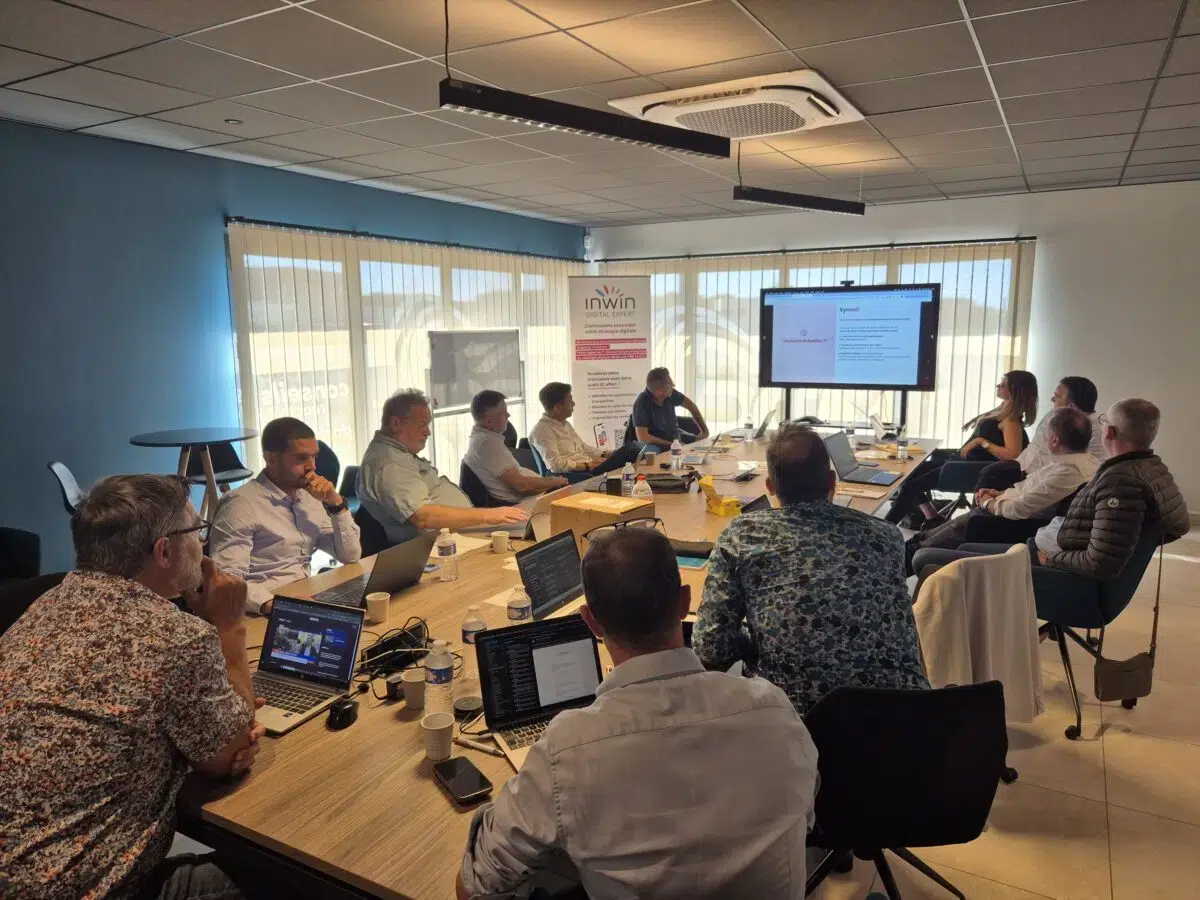 Réunion de franchisés Inwin autour d'une présentation de stratégie digitale